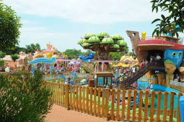 Port Aventura, İspanya - 22.Ağustos 2011:Port Aventura, Salou şehrinde, Tarragona bölgesinde yer alan bir eğlence parkı ve Avrupa tatil beldesidir..