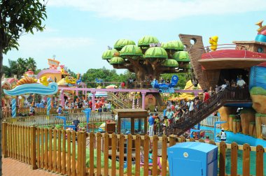 Port Aventura, İspanya - 22.Ağustos 2011:Port Aventura, Salou şehrinde, Tarragona bölgesinde yer alan bir eğlence parkı ve Avrupa tatil beldesidir..