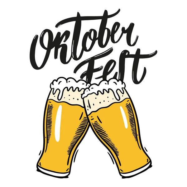 Oktoberfest mão desenhada vetorial lettering e copos de cerveja. Isolado sobre fundo branco . — Vetor de Stock