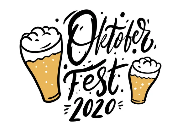 Oktoberfest 2020 caligrafia e canecas de cerveja. Letras desenhadas à mão. Ilustração vetorial. Isolado sobre fundo branco. — Vetor de Stock