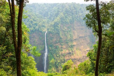 Laos yüksek dağın üzerinden akış hattı şelale