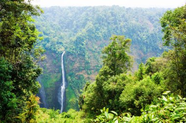 Laos yüksek dağın üzerinden akış hattı şelale