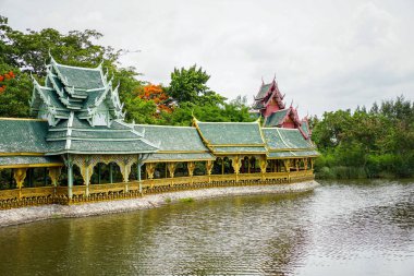 altın ve yeşil vintage lüks pavilion havuzu, Muang Boran, Tayland inşa edildi.