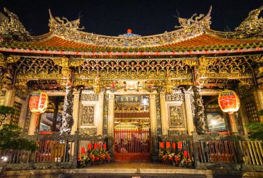 Longshan Tapınağı, Taipei, Tayvan. Altın ve çok güzel geceleri parlıyor.; Longsan Tapınağı İngilizce metin fotoğraf anlamına gelir)