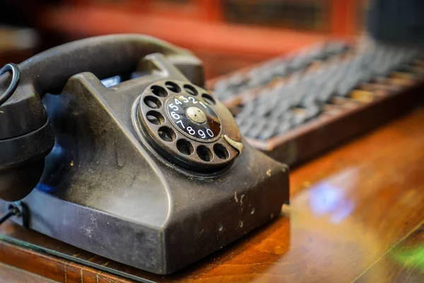 Téléphone Vintage Acier Sur Table Bois — Photo