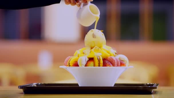 Bingsu アジア アイス マカロン いちご アーモンド バニラのアイスクリームと新鮮な夏のデザート 坊主とに注がれた加糖練乳 — ストック動画