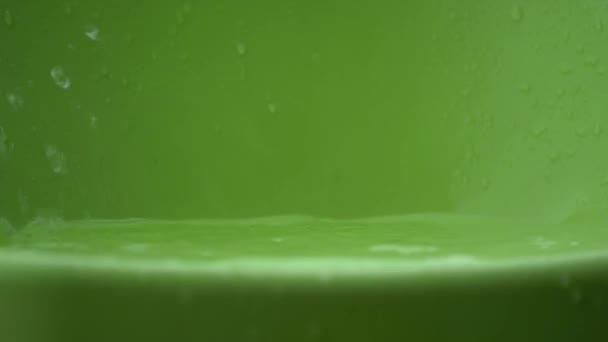 Goutte Pluie Eau Éclaboussure Avec Plastique Vert Sur Fond — Video