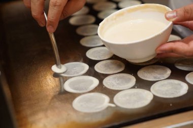 Pişirme taze Tay gevrek gözleme., Bangkok, Tayland.