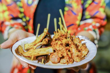 Baharatlı Mala (Çin baharat) Barbekü domuz eti Tay tarzında, Foodtruck, Bangkok, Tayland.