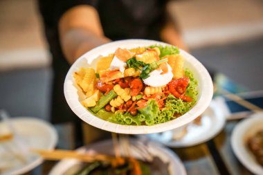 Somtum; Baharatlı papaya salatası ile haşlanmış mısır kağıt tabak, foodtruck sokak gıda olay., Bangkok, Tayland.
