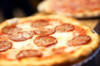 mini boyutu biberli peynirli pizza kağıt diskteki kapatın.