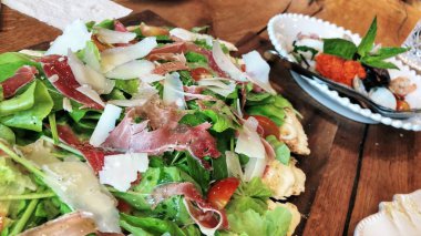 Pizza, jambon füme peynir.