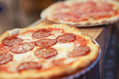 mini boyutu biberli peynirli pizza kağıt diskteki kapatın.