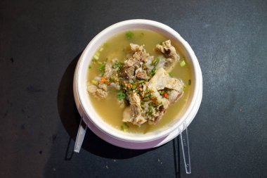 Ekşi baharatlı domuz yedek kaburga çorbası, Tay çorbası tarzı foodtruck Shop, foodstreet, Bangkok, Tayland.