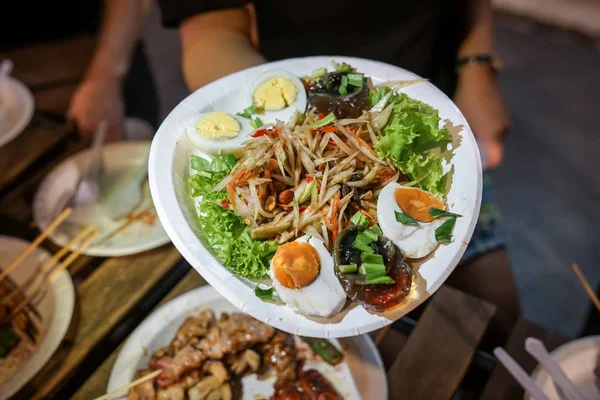 Somtum Pittige Papaja Salade Met Gepekelde Vis Papier Schotel Foodtruck — Stockfoto