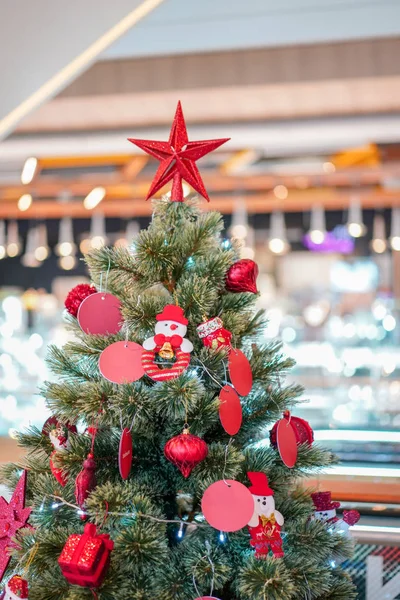 Gran Decoración Estrella Roja Coronada Del Árbol Navidad — Foto de Stock