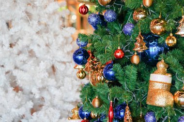 Noel ağacı (beyaz ve yeşil renkli) ve yeni yıl Dekorasyon Mağazası.