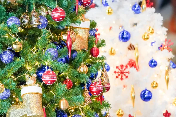 Árbol Navidad Color Blanco Verde Decoración Año Nuevo Los Grandes —  Fotos de Stock