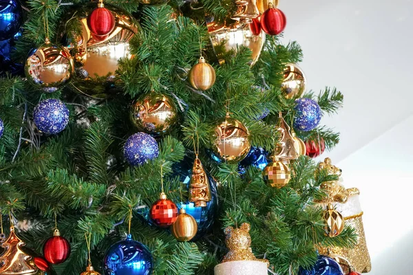 Árbol Navidad Color Blanco Verde Decoración Año Nuevo Los Grandes — Foto de Stock