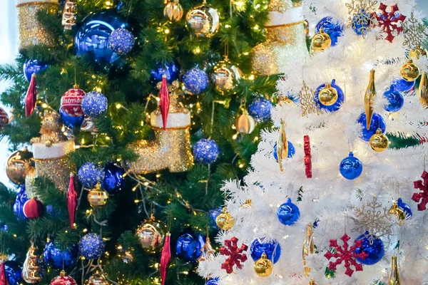 Árbol Navidad Color Blanco Verde Decoración Año Nuevo Los Grandes —  Fotos de Stock