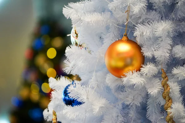Árbol Navidad Color Blanco Verde Decoración Año Nuevo Los Grandes —  Fotos de Stock