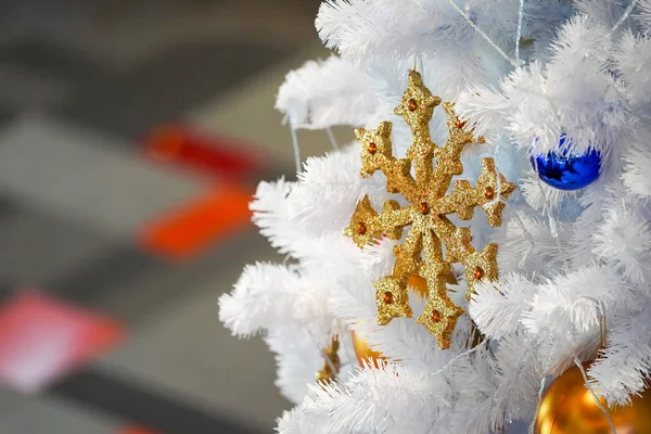 Árvore Natal Cor Branca Verde Decoração Ano Novo Loja Departamento — Fotografia de Stock