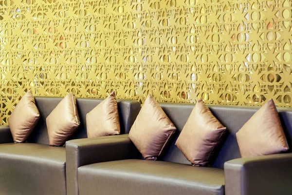 Sofá marrón a juego con fondo de patrón de arte tailandés de oro . — Foto de Stock