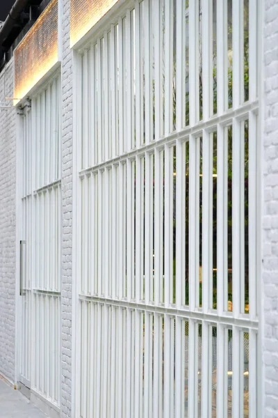 Espace détente à la fenêtre blanche sur brique blanche — Photo