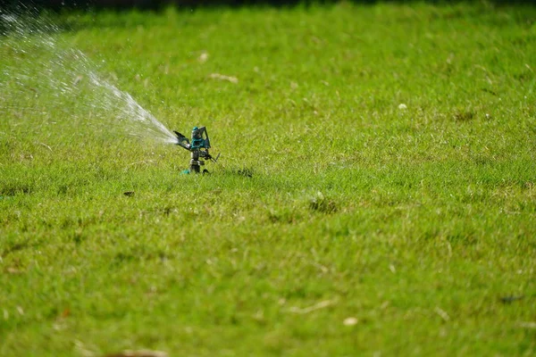 Sprinkleranlage Die Auf Dem Feld Garten Arbeitet — Stockfoto