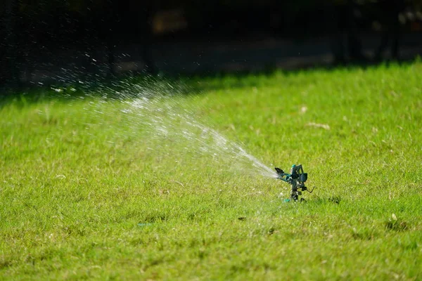 Sistema Lavoro Erba Irrigatore Lavorando Sul Campo Giardino — Foto Stock