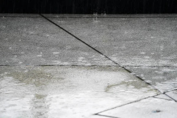 Bliska Spadł Deszcz Splash Podłodze — Zdjęcie stockowe
