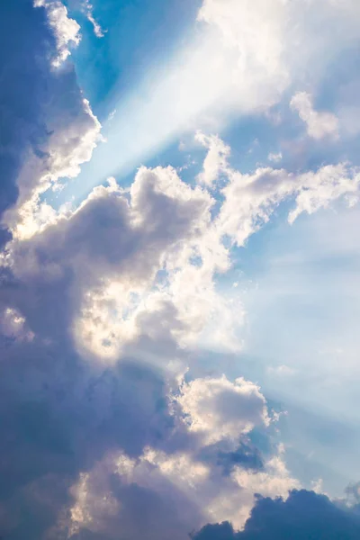 明らかに美しいユニークな雲青空 — ストック写真