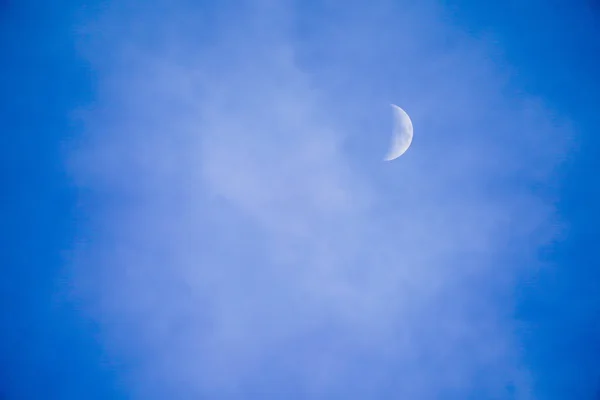 明らかに美しい青い空に白いハーフ ムーン — ストック写真