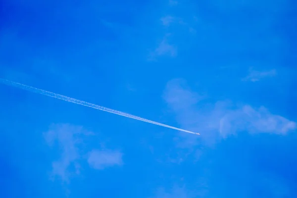 Klar Schöner Blauer Himmel Mit Weißer Linienebene — Stockfoto