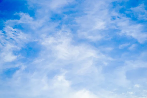 Cielo Azul Claramente Hermoso Con Una Nube Única — Foto de Stock