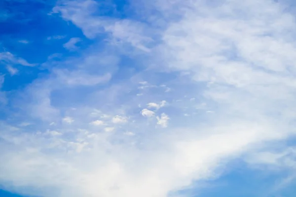Cielo Azul Claramente Hermoso Con Una Nube Única —  Fotos de Stock