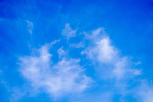 明らかに美しいユニークな雲青空 — ストック写真