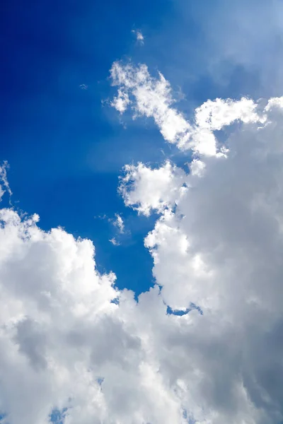 Cielo Azul Claramente Hermoso Con Una Nube Única — Foto de Stock