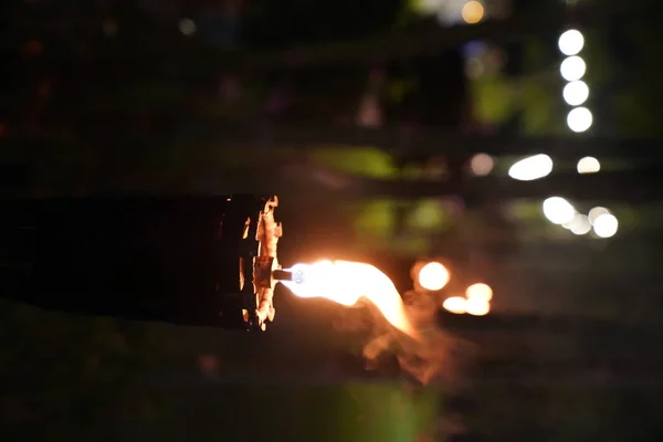 Cerca Antorcha Fuego Jardín Nocturno —  Fotos de Stock