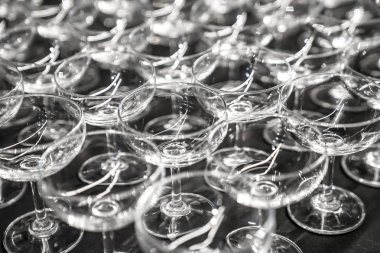 Kokteyl düzenlemek çizgi siyah tablo üzerinde.