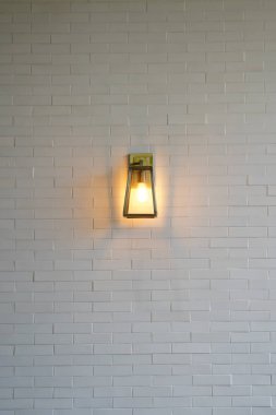Kare çelik lamba tungsten/sıcak ışık beyaz tuğla duvar.