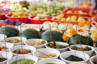 Mümin, dua tütsü ve gıdalar ile Asya.