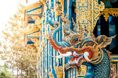 Güzel mavi turkuaz heykel Tay Tapınak Önü yılan kralı. Budist masallarına bir keşiş olmak istedim ama bunu yapamam. Çünkü o insan değil.