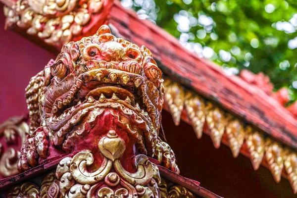 Red Estátua Monstro Ouro Ásia Norte Templo Tailandês Sua Resposibilidade — Fotografia de Stock