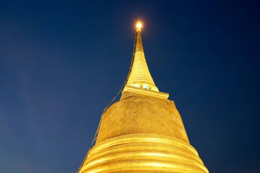 Altın dağ, pagoda ile cleary görünümü., Bangkok, Tayland.