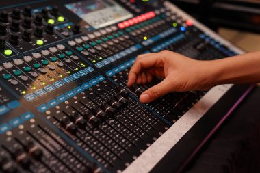 DJ controles konser gece kulübünde bir partide denetleyicisi ve o dönemin oyunları karışık edm müzik sesi.
