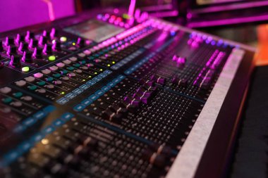 DJ controles konser gece kulübünde bir partide denetleyicisi ve o dönemin oyunları karışık edm müzik sesi.