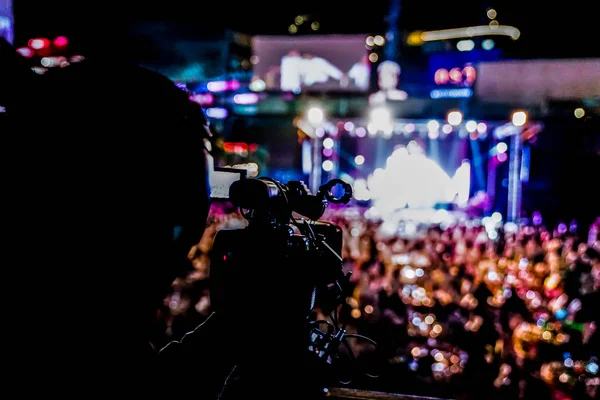 Silueta Filmaře Bylo Zaznamenáno Rozmazané Bokeh Odpočítávání Koncert Bangkok Thajsko — Stock fotografie