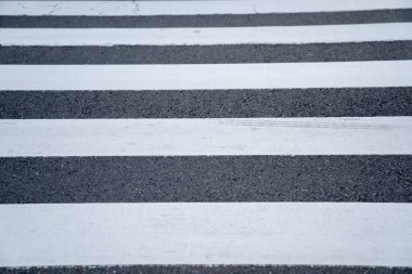 beyaz çizgi boya desen asfalt yaya geçidi, Japonya.