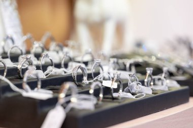 Kadın moda mağaza satış için siyah ekran kutusunda satırdaki gümüş yüzük
